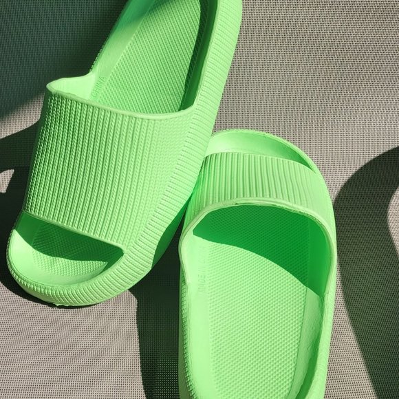 Amazon Shoes - Cloud Cushion Cozi Slides Size 7.5 to 8 LNWOT